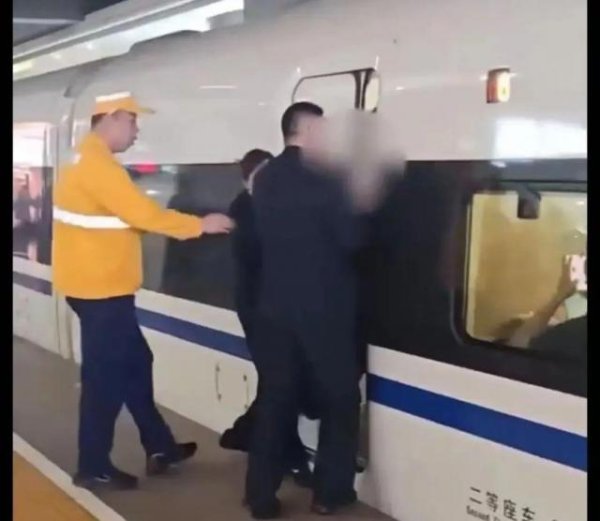 财盛配资 铁路上海站回应“上海虹桥站有旅客扒车门”：系身体不适