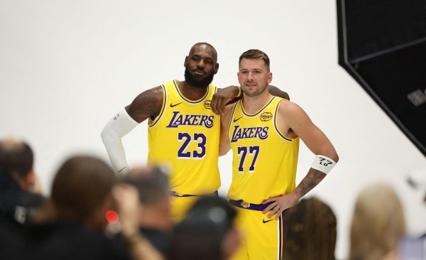 金多多策略 湖人训练营首日: 詹姆斯臀部受伤缺席 全新口号曝光剑指队史第18冠